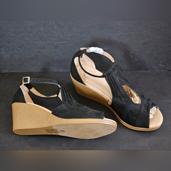 Journee Womens Kedzie Wedge Fuax Suede Strappy Peep Toe Sandals Black Size 7.5 - Picture 2 of 9